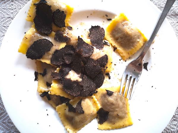 Ravioli mit schwarzen Trüffeln